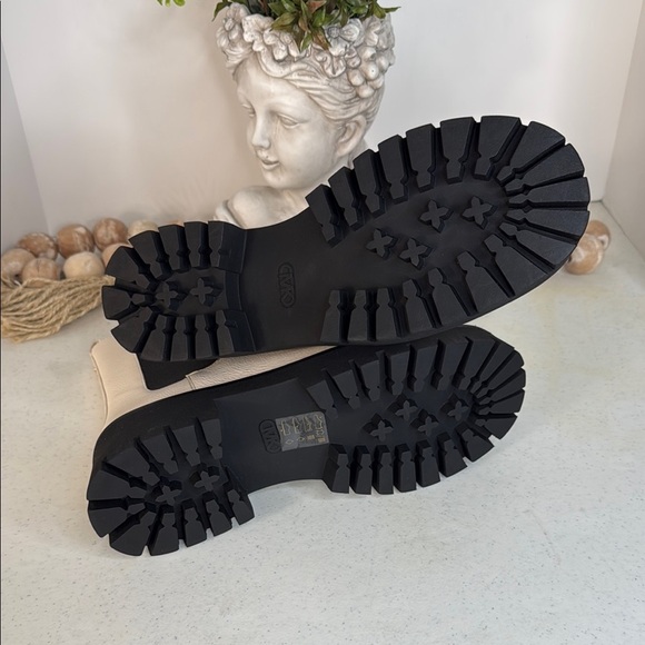 MICHAEL MICHAEL KORS
ASHER LEATHER ANKLE BOOT Cream/ Sz 9 - Picture 4 of 11